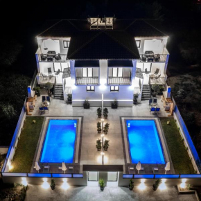 Eagle's Nest - Adjoining Villas!